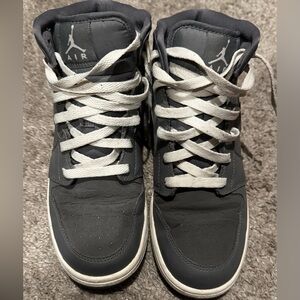 Jordan 1s Mids size 7Y (8 W)